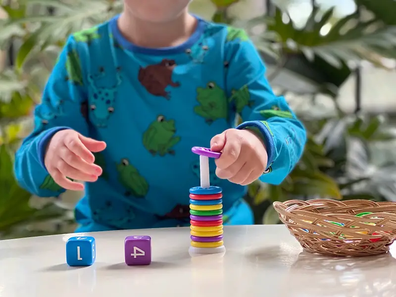 Jeux d'addition mathématiques à quatre ans à How we Montessori