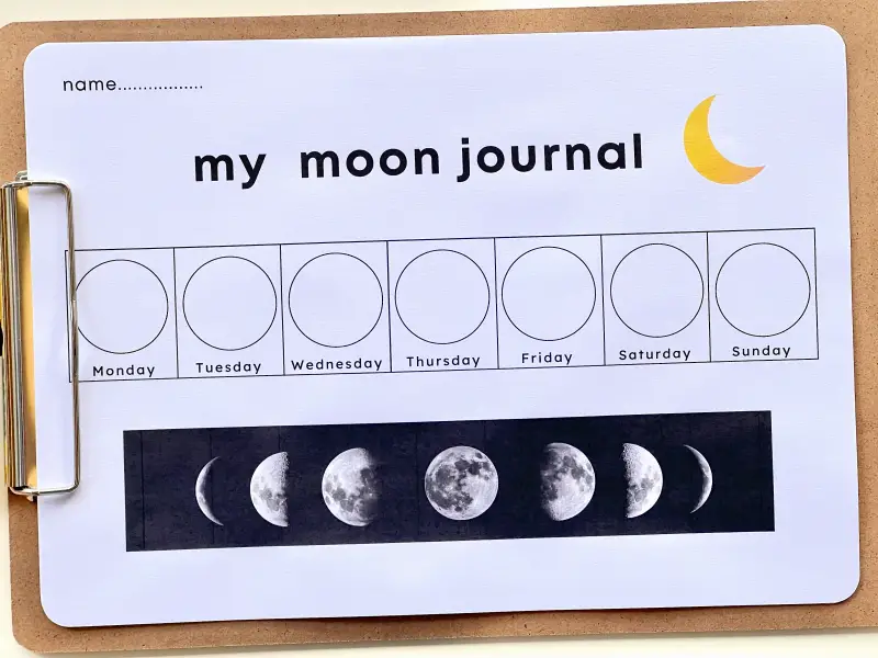 Journal de la lune chez How we Montessori pour les enfants d'âge préscolaire