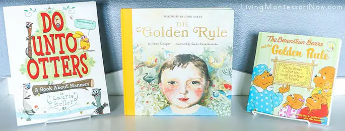Étagère avec les livres des règles d'or Étagère avec les livres des règles d'or
