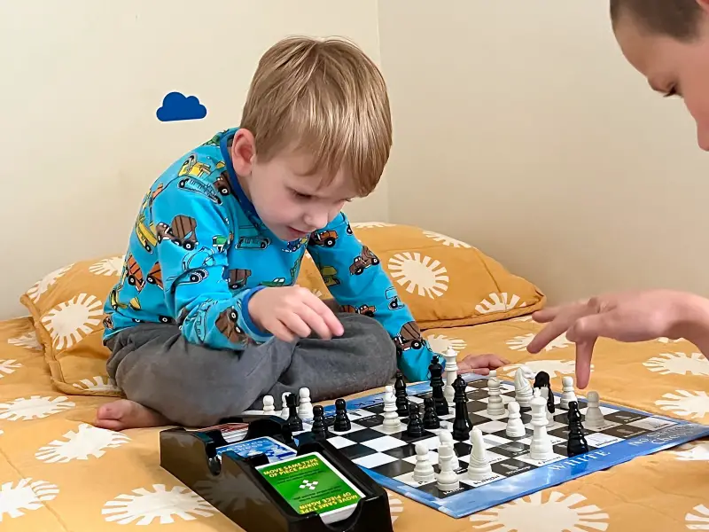 Apprendre les échecs comment on montessori