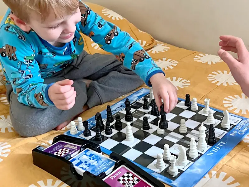 Apprendre les échecs comment on montessori