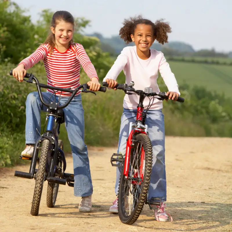 deux jeunes filles faisant du vélo