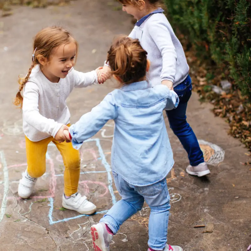 Tout-petits-jouant-avec-la-craie-dehors