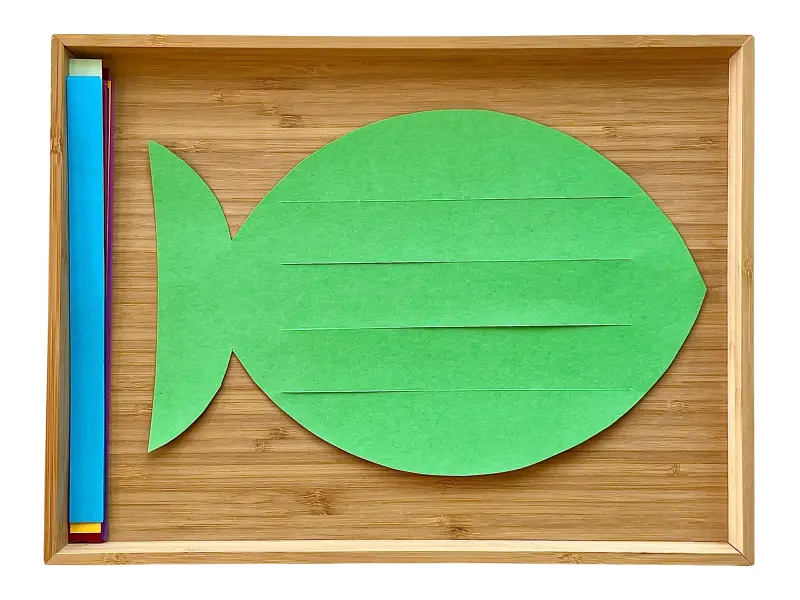 Plateau de tissage de poisson en papier chez How we Montessori