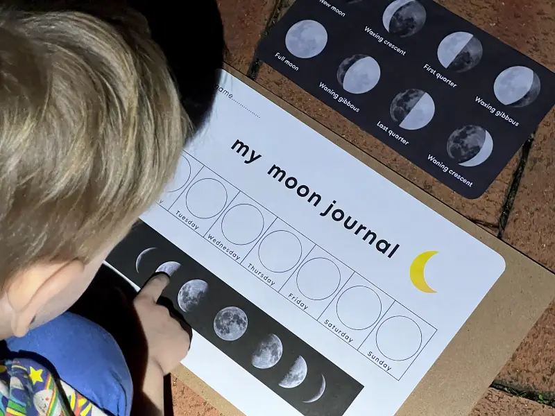 Journal des phases de lune pour enfants chez How we Montessori