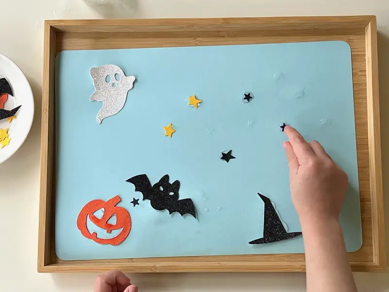 Plateau de collage Halloween chez How we Montessori (1)