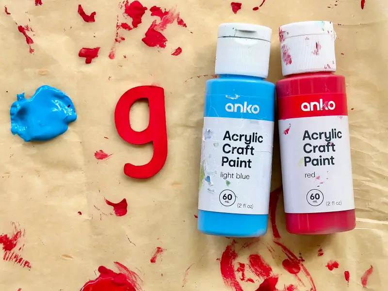 Peinture Kmart pour alphabet mobile chez How we Montessori