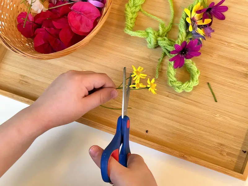 Couronne de fleurs à enfiler chez How we Montessori