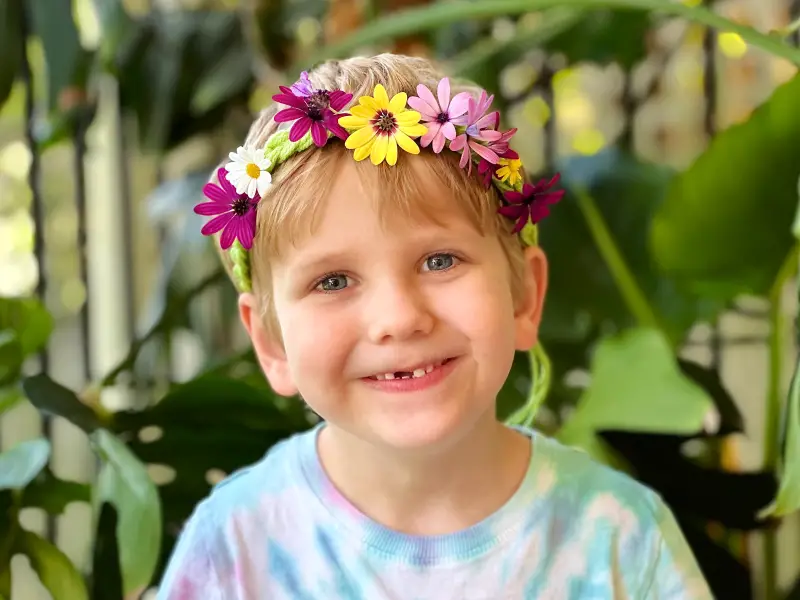 Couronne de fleurs à enfiler chez How we Montessori