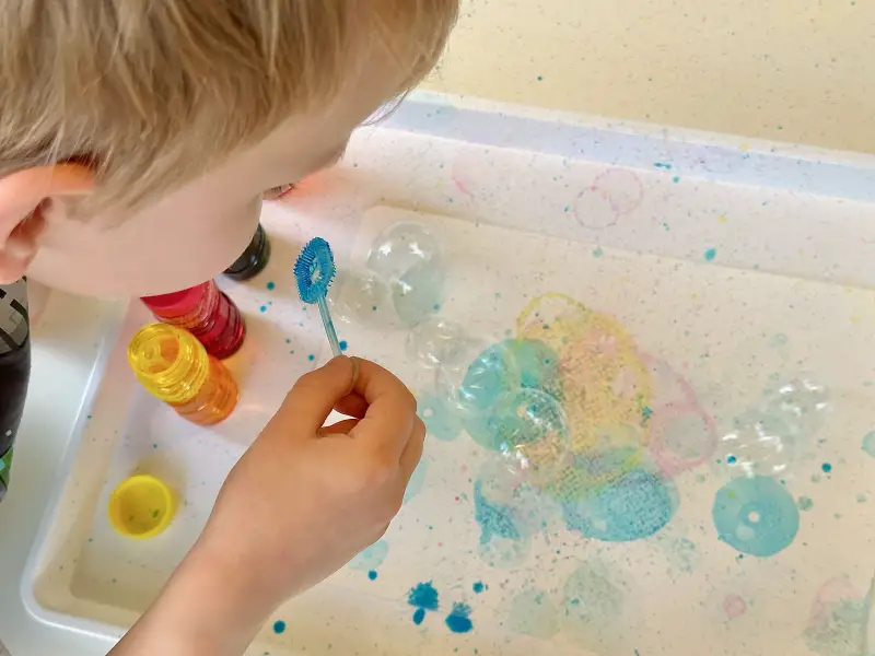 Peindre un plateau d'art à bulles chez How we Montessori