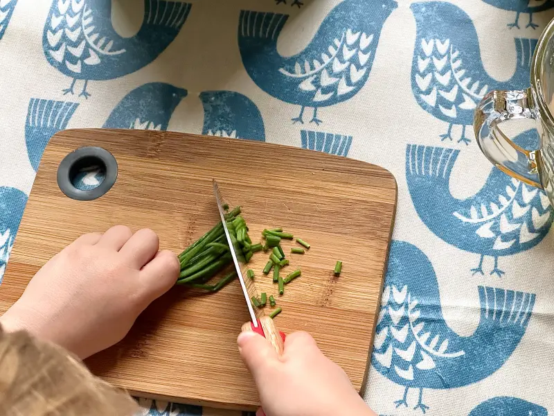 Hacher la ciboulette au couteau pour enfants How we Montessori opinel