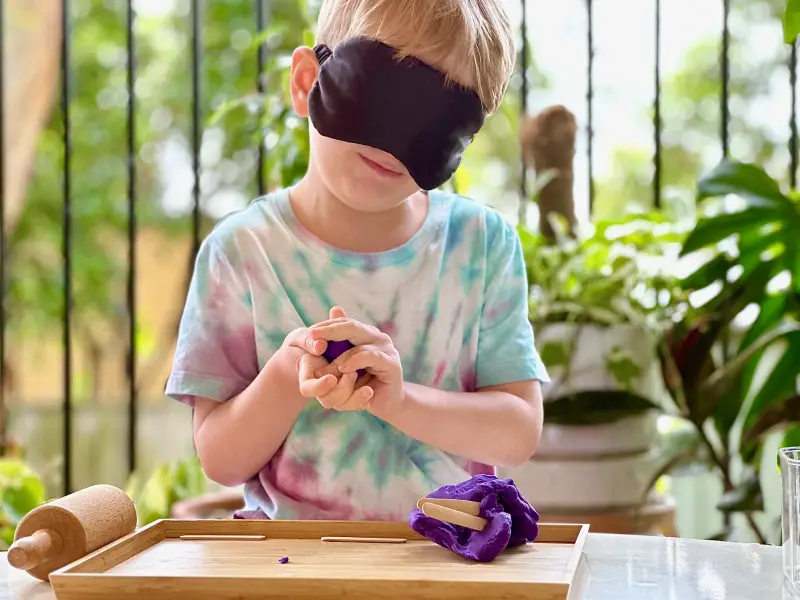 Utiliser de la pâte à modeler avec un pli aveugle à How we Montessori