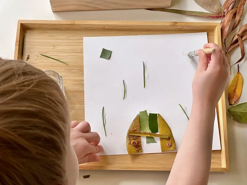 Faire de l'art avec des feuilles chez How we Montessori leaf art tray