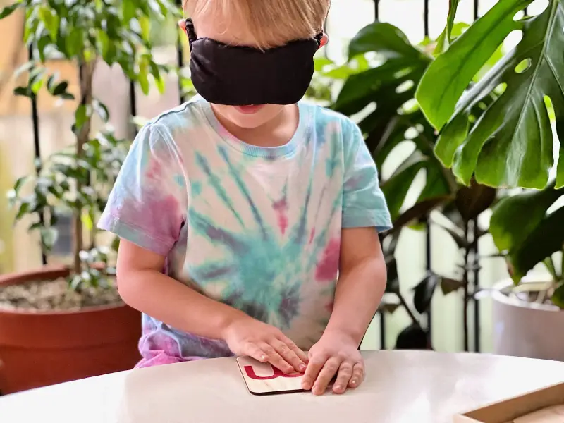 Utiliser des lettres de papier de verre avec un bandeau sur la façon dont nous montessori-2