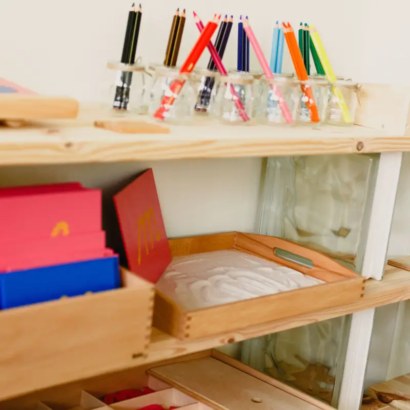 Lettres en papier de verre Montessori sur l'étagère de la salle de classe