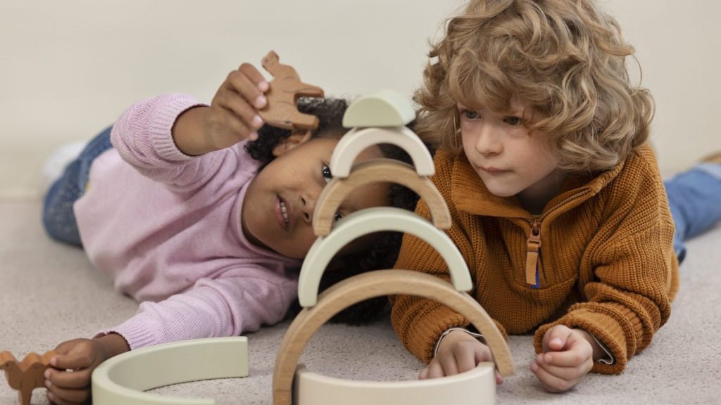Enfants jouant avec des jouets écologiques en bois