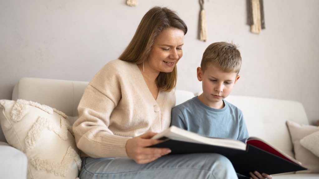 Moment de complicité entre un parent et son enfant