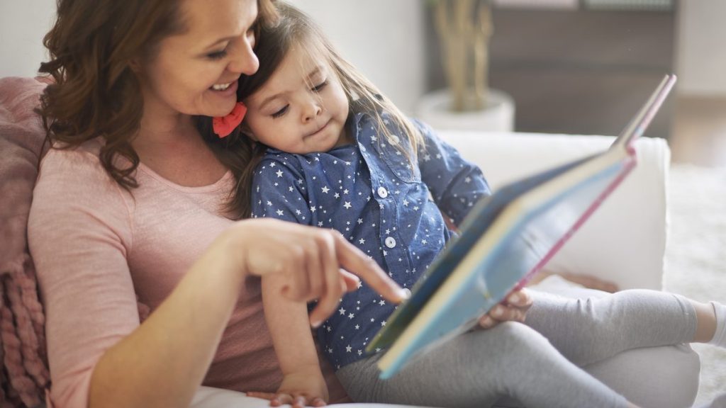 Parent et enfant lisant ensemble, pédagogie Montessori