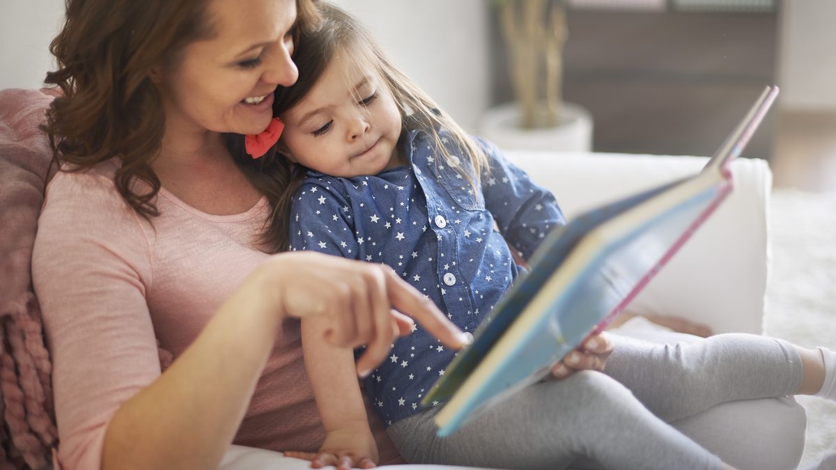Parent et enfant appliquant la méthode Montessori à la maison