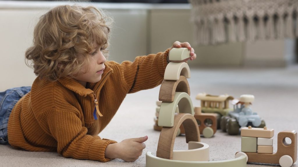Enfants jouant avec des jouets Montessori en bois